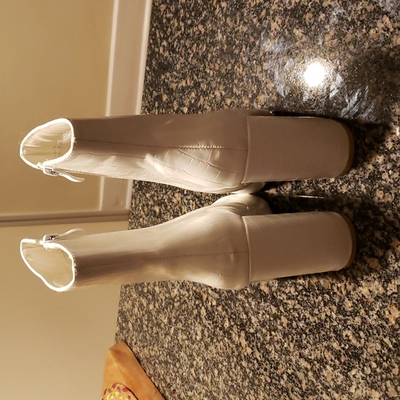 PrettyLittle Thing Boot - Picture 5 of 11